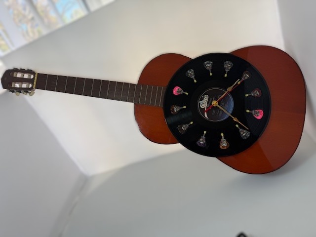 RED ACOUSTIC GUITAR WITH A 33 RPM RECORD - Image 4