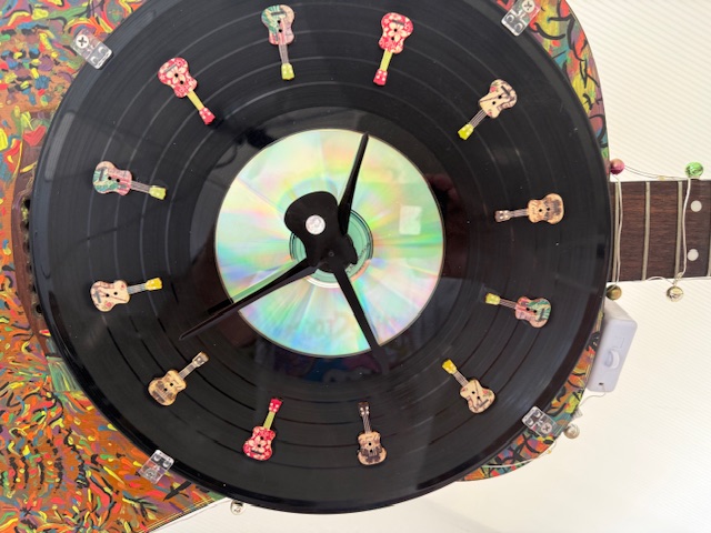 RED ACOUSTIC GUITAR WITH A 33 RPM RECORD - Image 3