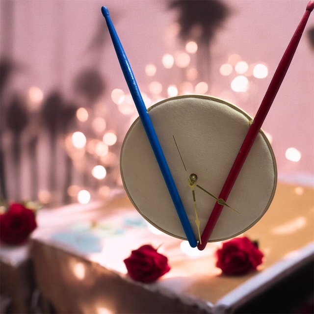 DRUMHEAD CLOCK Red & Blue Drumstix