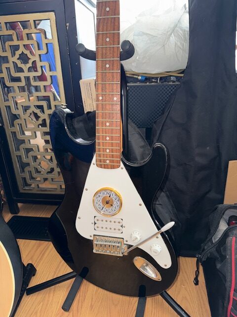 ELECTRIC BLACK/WHITE GUITAR CLOCK